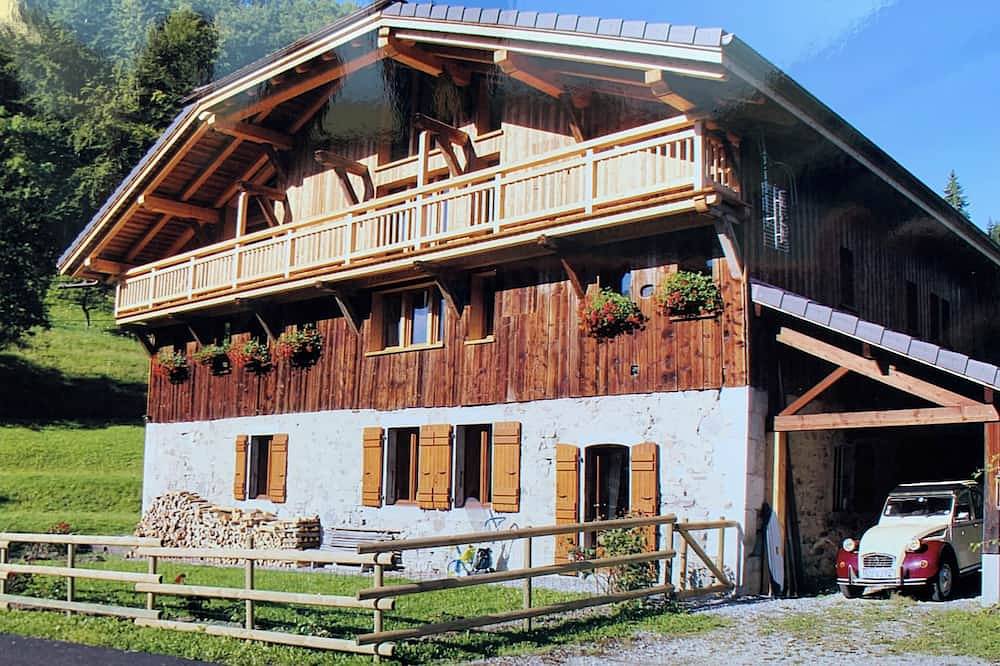 A cosy ancient farmhouse with a stunning view on the surrounding mountains in Samoëns, Région de Bonneville