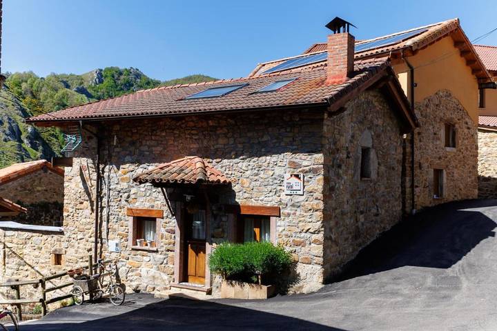 Casa rural para 4 personas, con jardín y piscina en Crémenes