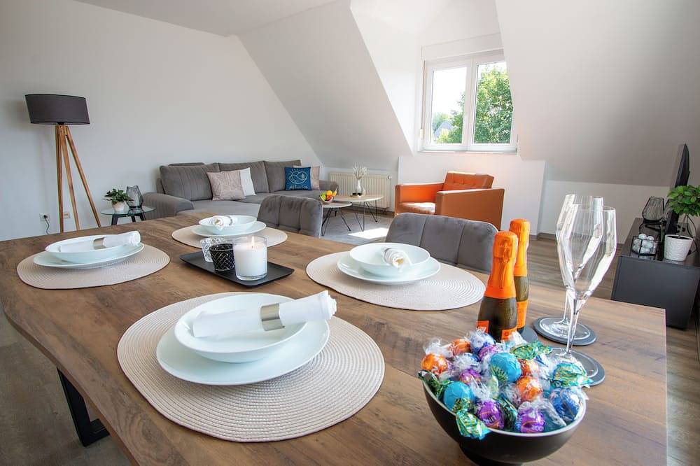 Ganze Wohnung, Zentrale, stilvolle und moderne Fewo im Grünen, mit Balkon und Boxspringbetten in Körbecke, Möhnesee