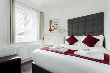 Holiday Home for 14 People in Christchurch, South West England, Photo 2