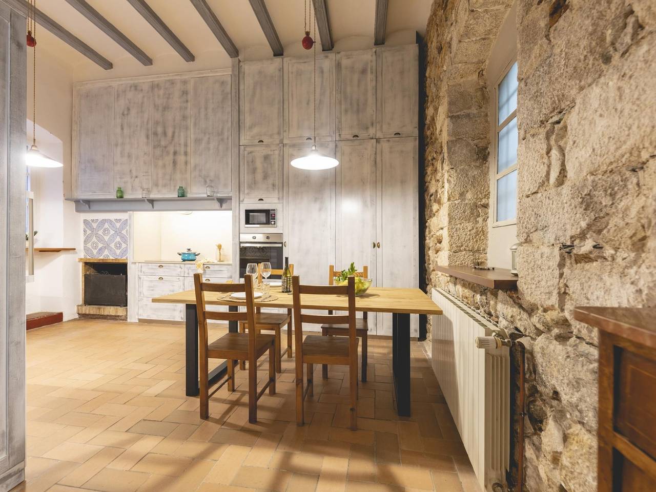 Entire vacation apartment, Unique and spacious Apartment on Placa del Vi in Girona, Gironès