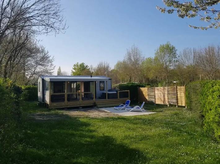 Mobil home pour 5 personnes, avec jardin et jacuzzi à Arces