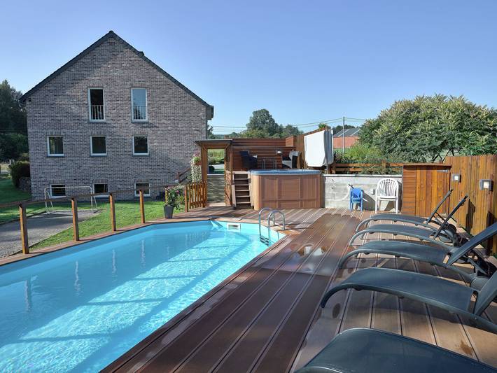 Vakantiehuis voor 9 personen, with Whirlpool and Terras as well as Tuin and Zwembad in Stoumont