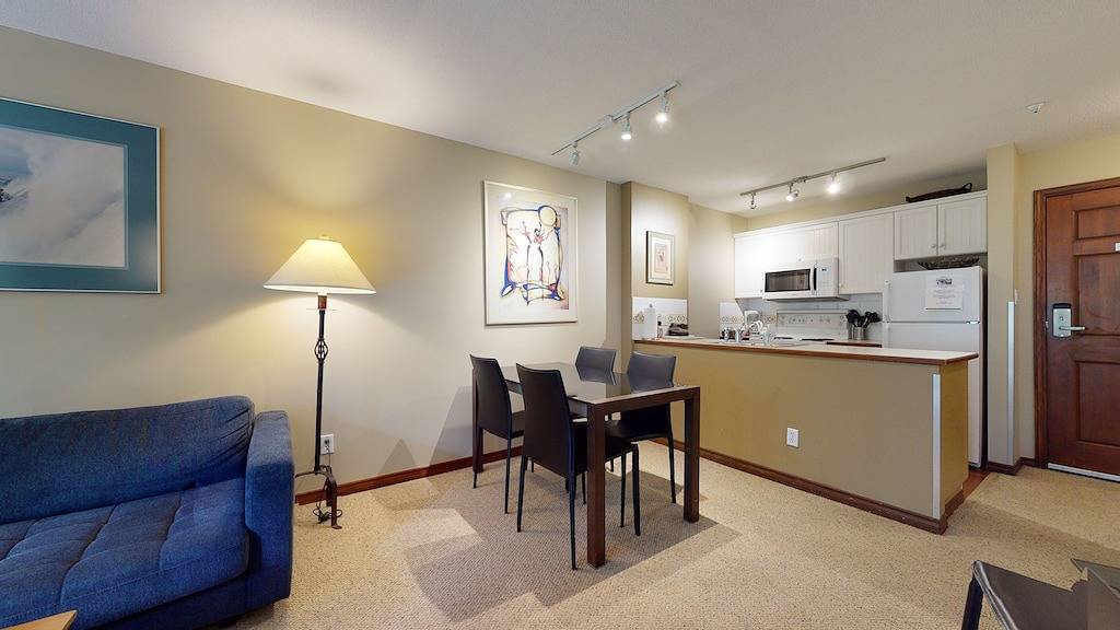 Ganze Wohnung, Erstklassige Ski-in-Ski-Out-Lage! Pool, Whirlpools, Grill, 4 Personen in Whistler, Whistler Blackcomb