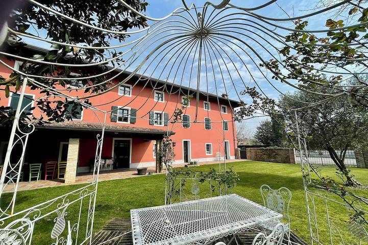 Location de vacances pour 9 personnes, avec Jacuzzi ainsi que Terrasse et Jardin dans Passariano