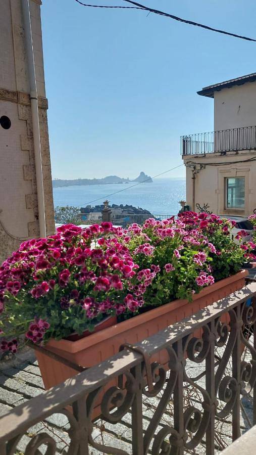 Casa vacanza per 4 persone, con Balcone e Terrazza nonché Panorama a Aci Castello (Borgo)