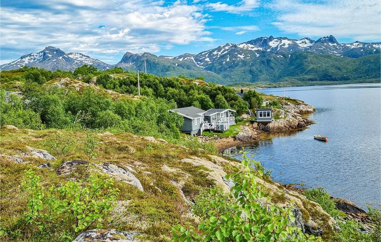 Vacation rental for 4 people, with Terrace and Yard in Lofoten
