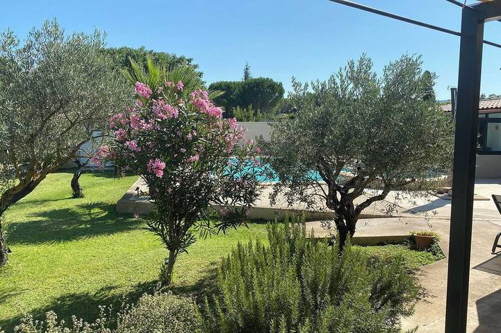 Location de vacances pour 6 personnes, avec terrasse ainsi que jardin et jacuzzi à Velleron - 4