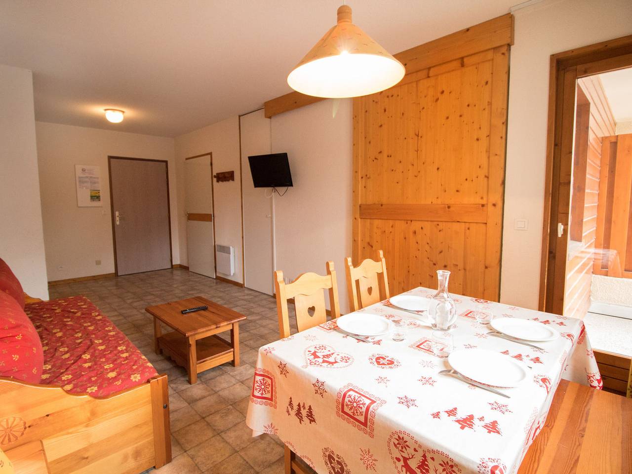 Entire apartment, Cozy apartment with parking, sleeps 4, near shuttles in Aussois in Aussois, Saint-Jean-de-Maurienne region