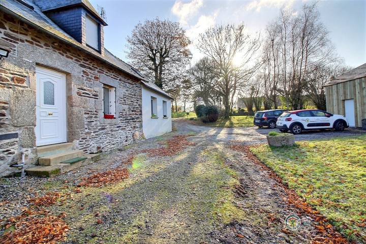 Gîte pour 8 personnes, avec jardin et terrasse, animaux acceptés à Corlay