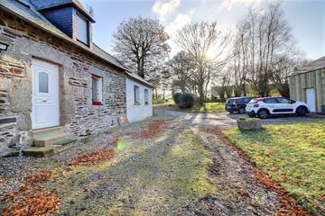 Gîte pour 8 personnes, avec terrasse et jardin à Corlay