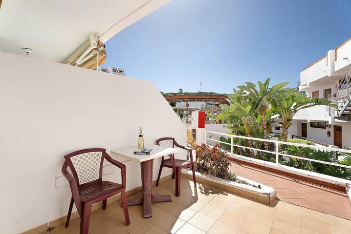 Entire apartment, Vacation Apartment 'Appartamento Costa Adeje' with Shared Pool in Playa Puerto Colón, Adeje