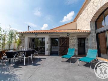 Location de vacances pour 8 personnes, avec terrasse à Torfou