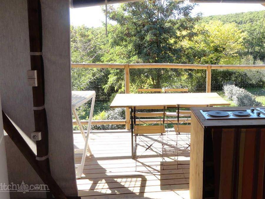 Flower Camping l'Epi Bleu - Tienda de lona y madera 4 personas - Cabane Lodge sur pilotis Confort 24m² (2 habitaciones) - 10m² terraza cubierta in Banon, Forcalquier region