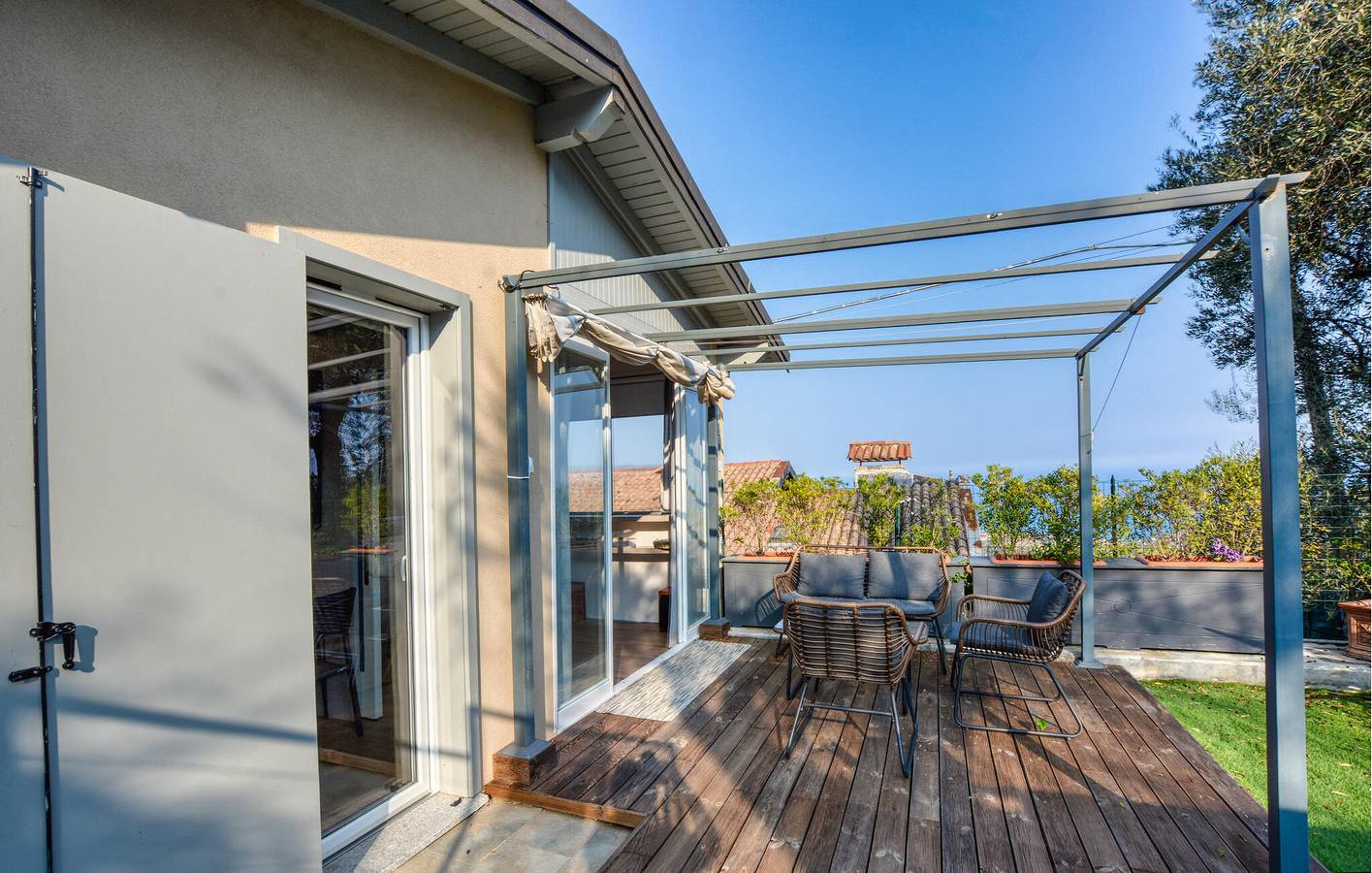 Apartamento con vistas al mar, piscina, WiFi y aire acondicionado, a 2,5 km de la playa in Gorleri, Diano Marina Municipio