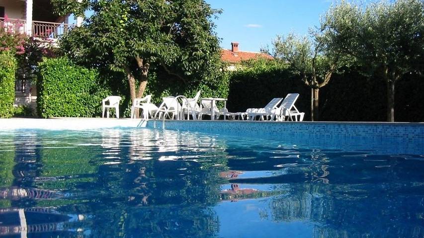 Ferienwohnung für 9 Personen, mit Terrasse und Pool in Porec und Umgebung
