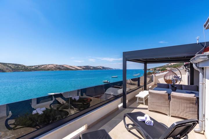 Ferienwohnung für 8 Personen, mit Balkon und Meerblick sowie Kinderpool und Pool in Novalja