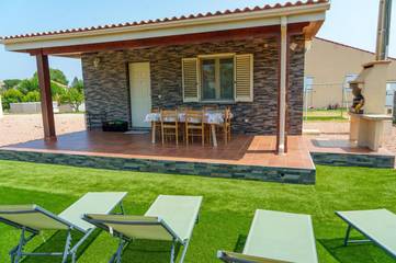Gîte pour 4 personnes, avec terrasse ainsi que jardin et piscine à Ghisonaccia