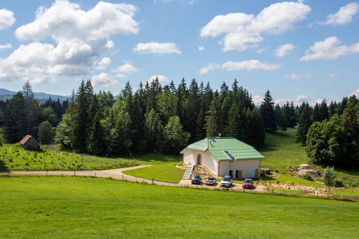 Gîte pour 10 personnes, avec sauna ainsi que terrasse et jardin