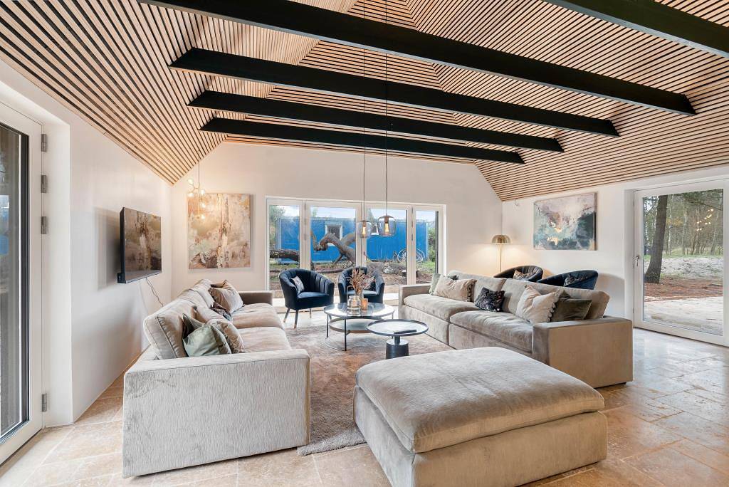 Stunning luxury holiday home with pool, steam room and outdoor hot tub in Blåvand, Région de Varde