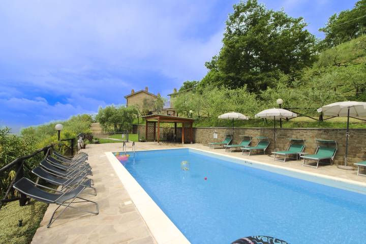 Location de vacances pour 10 personnes, avec jardin et piscine à Loro Ciuffenna - 2