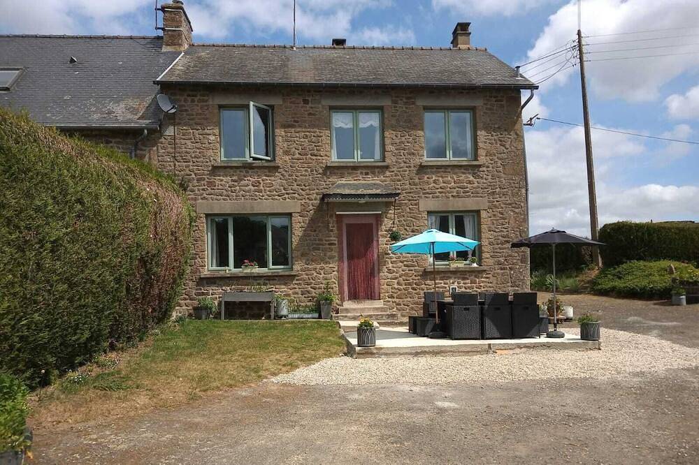 Tranquil, Farmhouse sleeps 6 comfortably, with private large swimming pool in Brecé, Mayenne