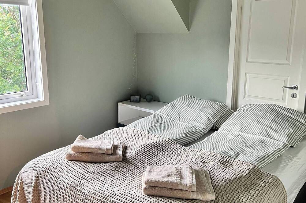 Ganze Wohnung, Apartment mit 2 Schlafzimmern und Dachboden in Ålesund