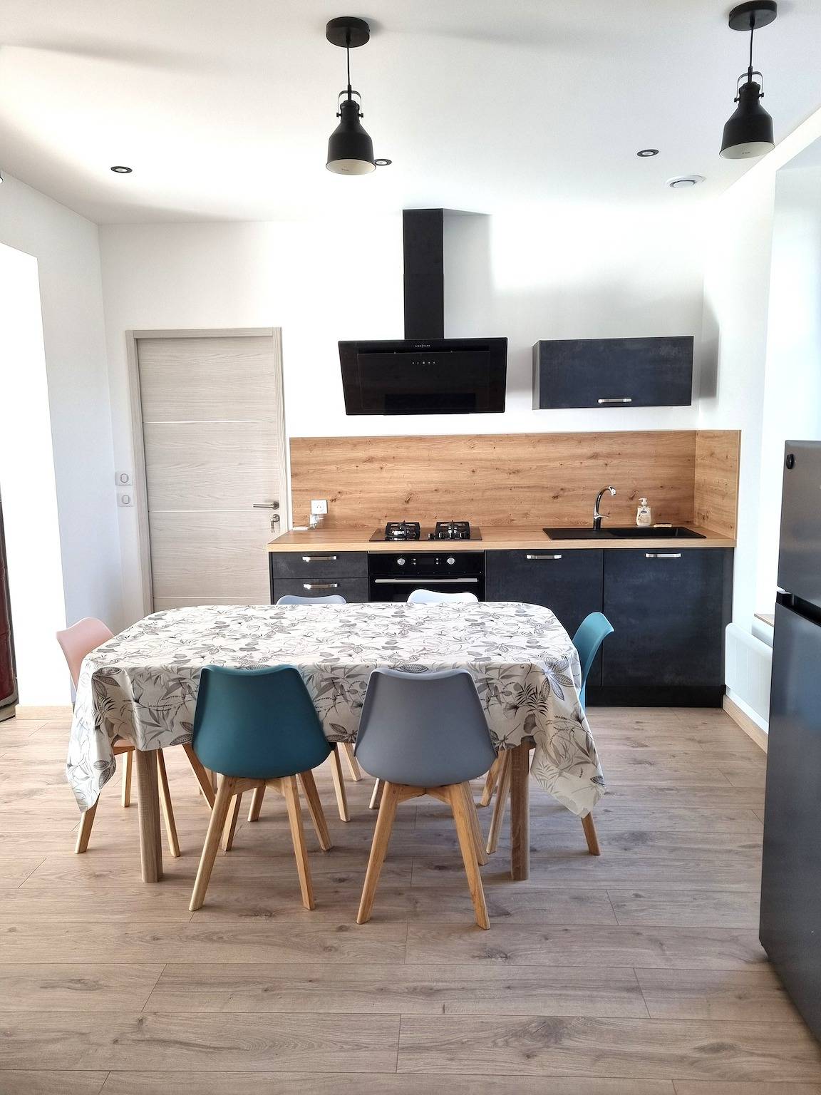 Casa de campo independiente 'Aux Hirondelles' con terraza privada, jardín y Wi-Fi in Montceaux-lès-Provins, Sena y Marne