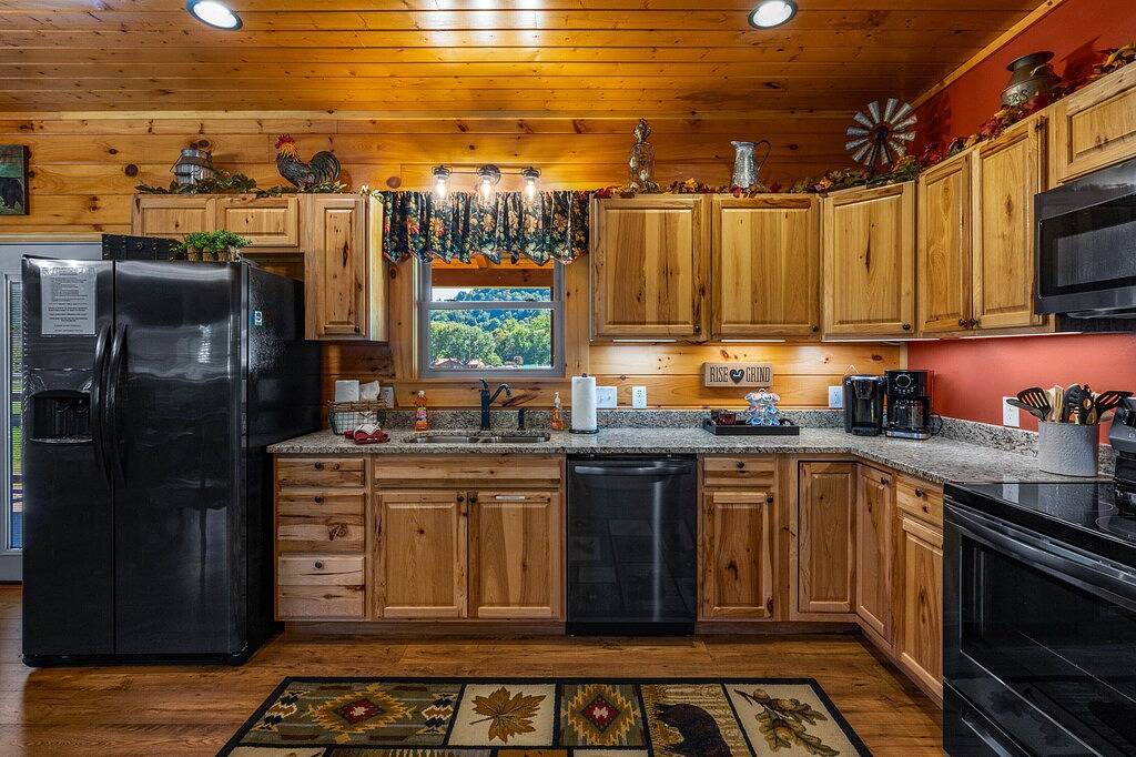 Huckleberry Lodge Spring Fun by Willow Tree Cabins in Blue Ridge Parkway, Maggie Valley