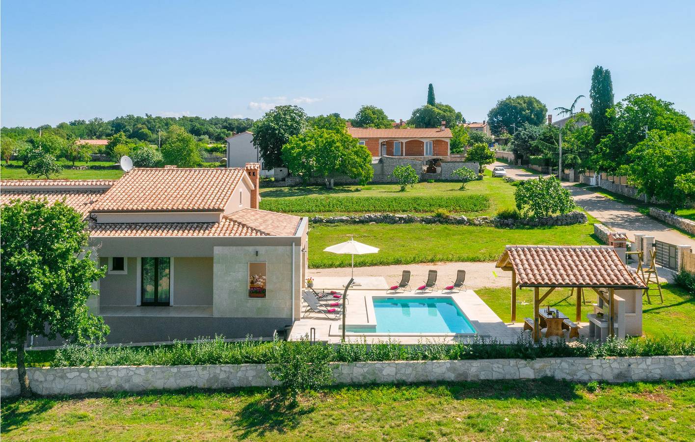 Geräumige 2-Zimmer-Wohnung mit Pool, WLAN und Parkplatz in der Nähe von Vorichi in Barban, Südküste Istrien