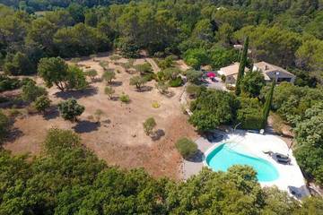 Gîte pour 3 personnes, avec terrasse et jardin ainsi que jacuzzi et piscine, animaux acceptés à Salernes