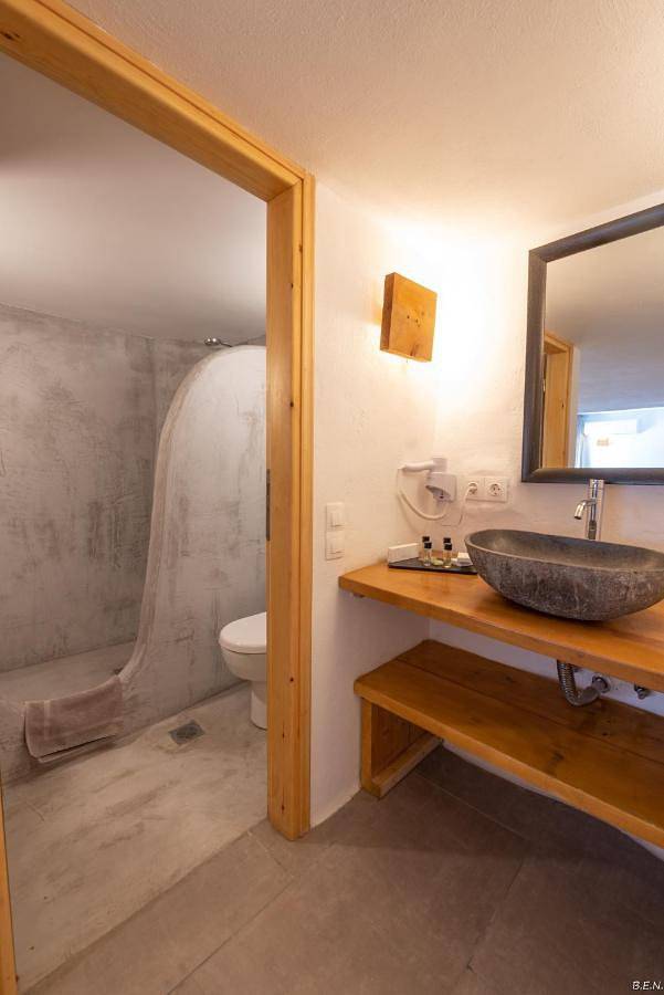 Standard double/ twin with private balcony in Kea