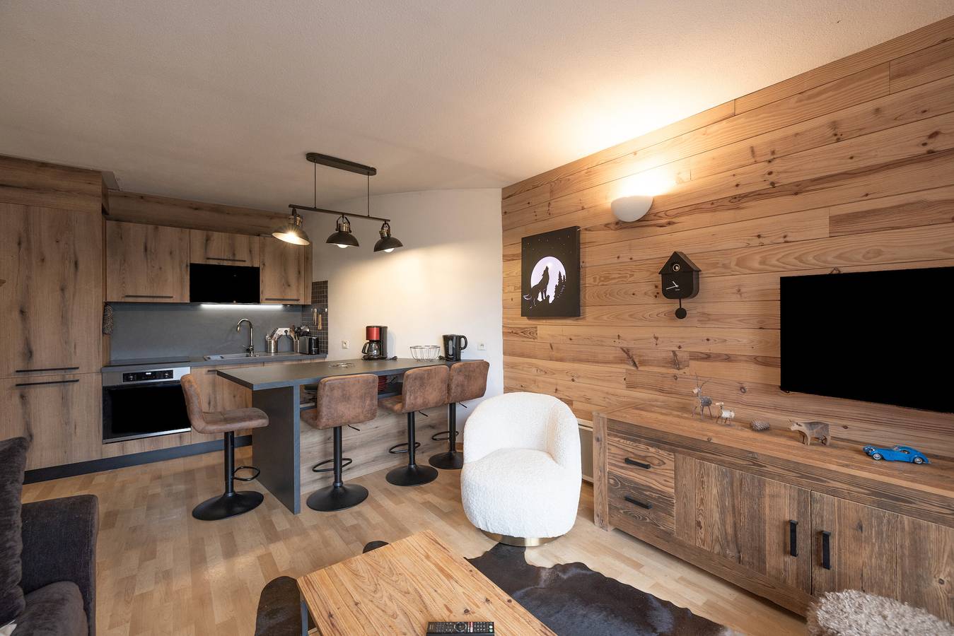 Entire apartment, Apartment 'La Louve' with Mountain View, Shared Pool and Shared Terrace in Samoëns, Bonneville region