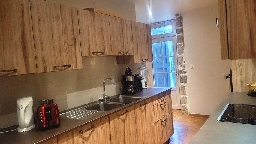 Location de vacances pour 27 personnes, avec piscine ainsi que vue et jardin à Boisset (Cantal) - 2