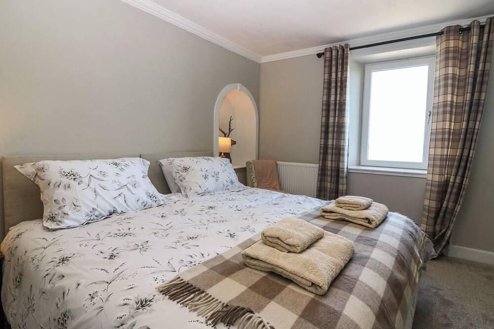 West Pier Cottage, family friendly, with open fire in Macduff in Banff, Aberdeenshire