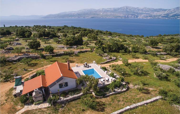 Gemütliche Ferienwohnung mit Pool, Terrasse und 2 km Entfernung zum Strand in Postira, Brac