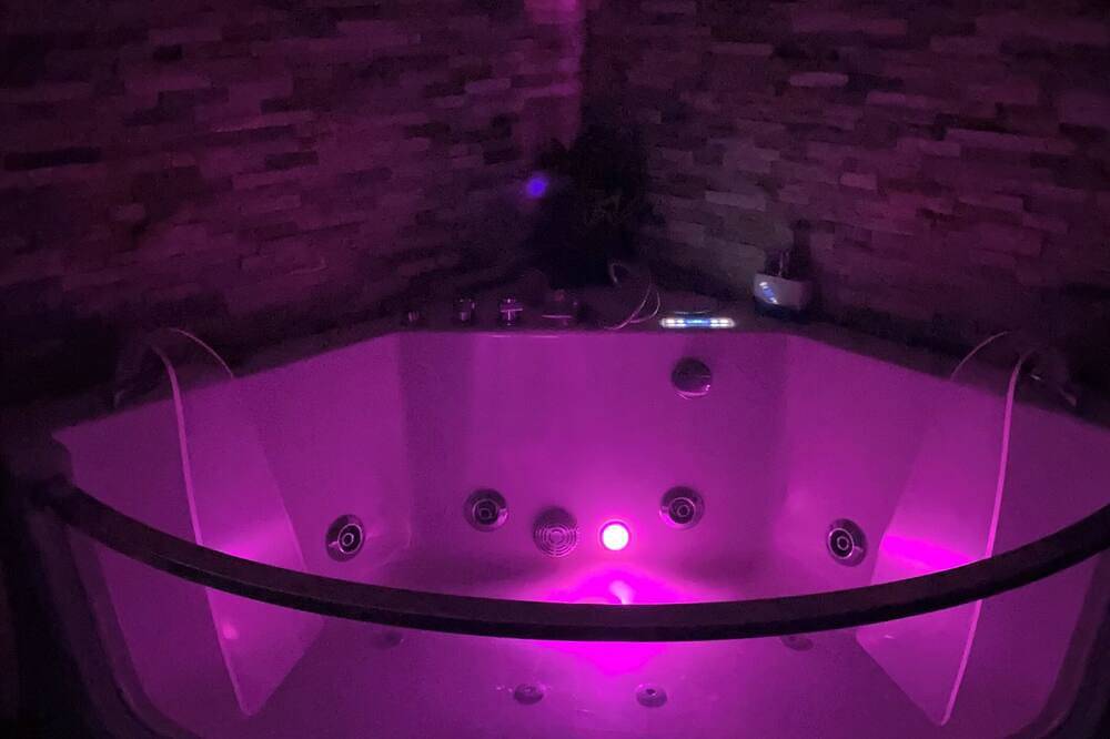 Entire apartment, Balneo studio by the sea in Bourcefranc-le-Chapus, Côte de Beauté