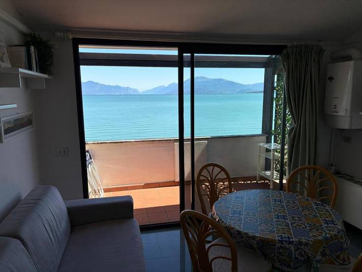 Loft per 3 persone, con panorama e terrazza nonché piscina e vista lago in Desenzano del Garda