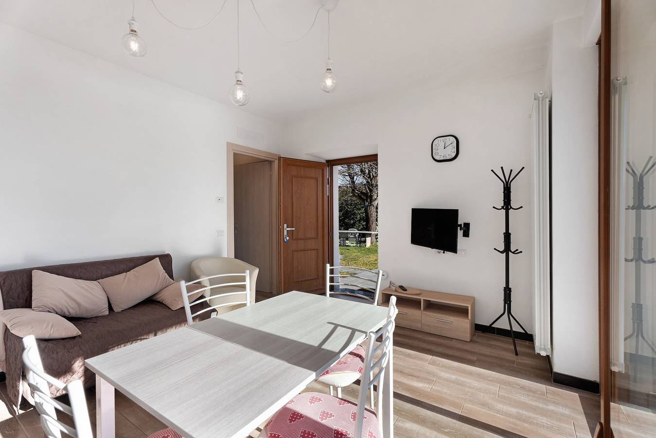 Ganze Wohnung, Ferienwohnung 'Luna' mit Blick auf den See, Gemeinschaftspool und Wi-Fi in Comune di Pettenasco, Ortasee