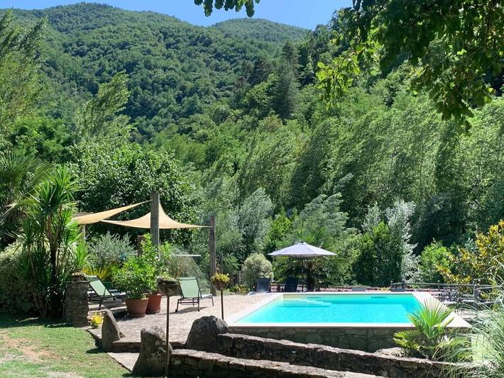 Location de vacances pour 12 personnes, avec piscine ainsi que vue et jardin, animaux acceptés à Mulazzo