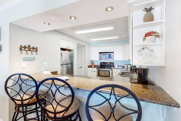 Beach rental for 6 people, with balcony and pool in Miramar Beach