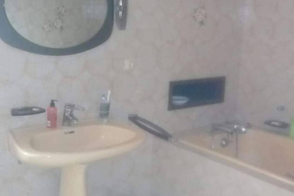 Una agradable y tranquila estancia te espera en esta gran casa familiar. in Angerville, Essonne