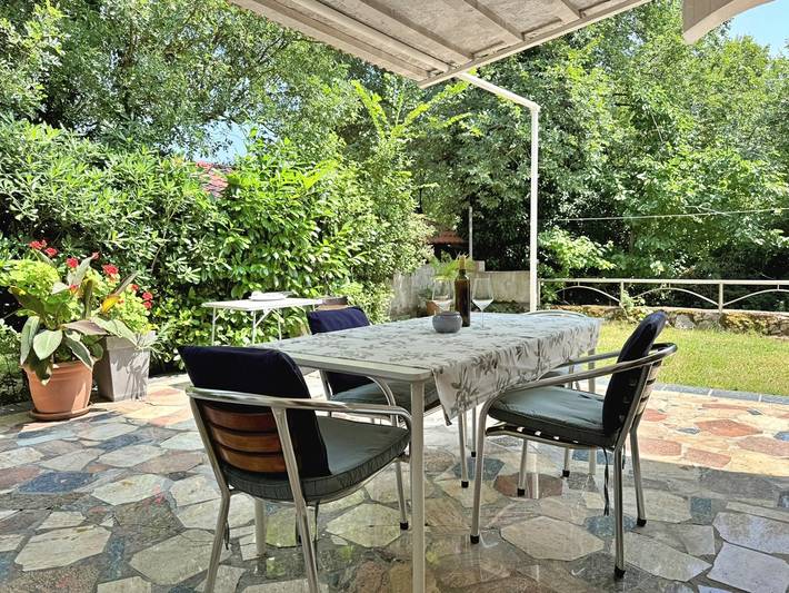 Ganze Wohnung, Apartment Srdoc - 270 m vom Meer, Gartenblick, Terrasse, Grill in Silo (Krk), Krk