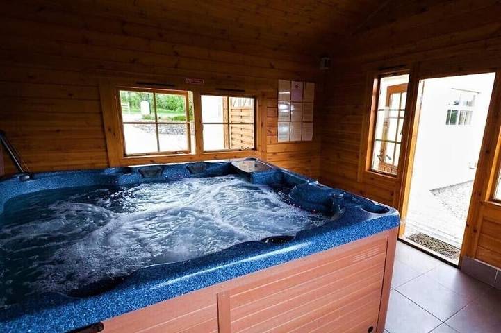 Cottage for 7 people, with Hot tub and Terrace as well as Garden in Ireland