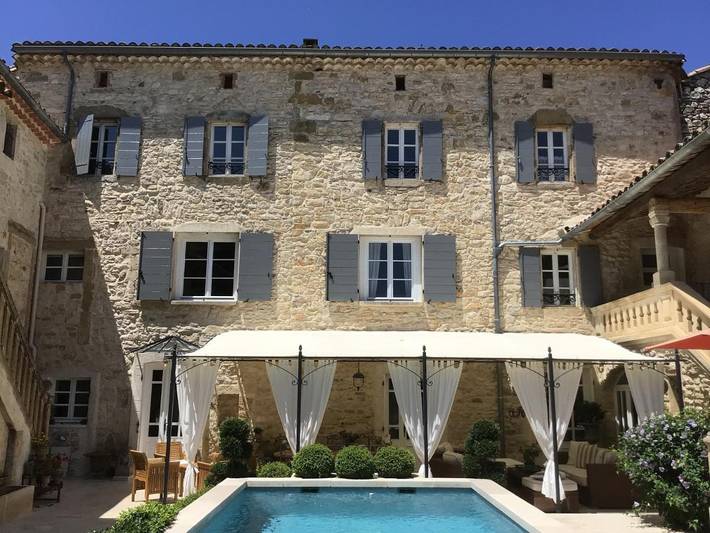 Chambre d’hôte pour 2 personnes, avec piscine ainsi que terrasse et vue