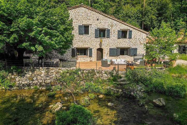Location de vacances pour 8 personnes, avec Terrasse et Jardin à Escragnolles