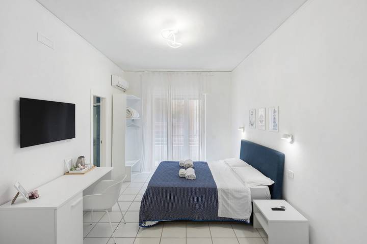 La Vesuviana – Superior Room 3 with Balcony, Wi-Fi, and Air Conditioning in Castellammare di Stabia, Sorrento Coast