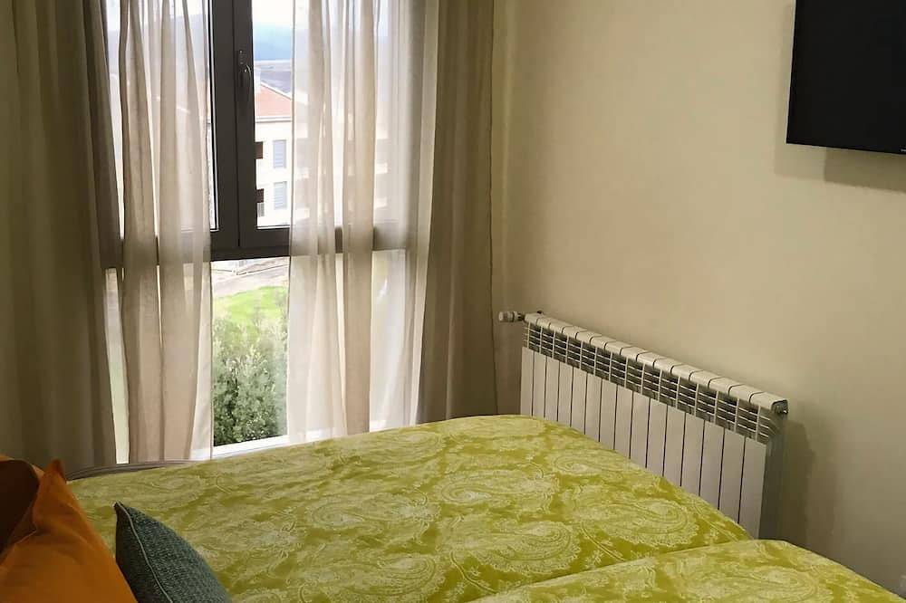 Entire apartment, Apartment with views of the Pyrenees with free Wifi and Netflix in Sabiñánigo, Spanish Pyrenees