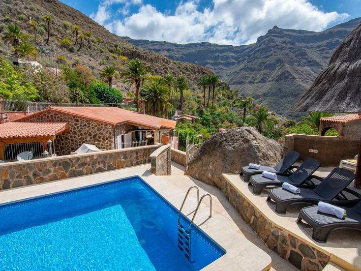 Villa for 7 people, with balcony and garden as well as pool, child-friendly in Mogán