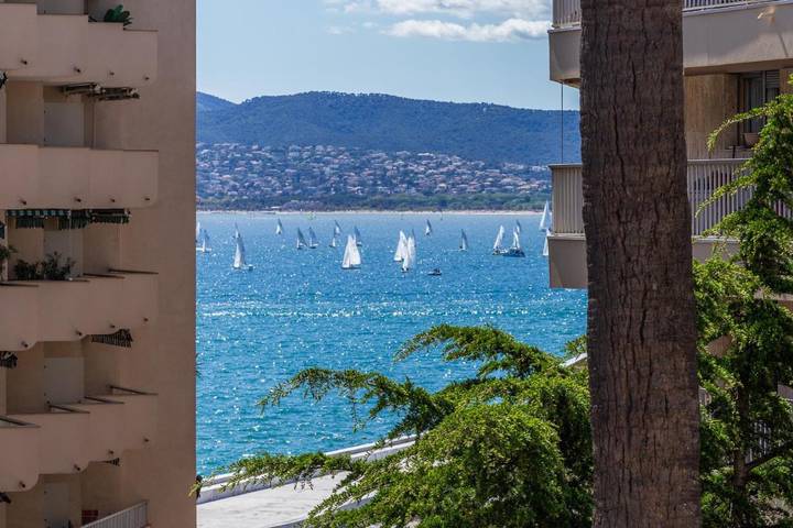 Gîte pour 4 personnes, avec balcon et vue dans Plage Beau Rivage Saint Raphael